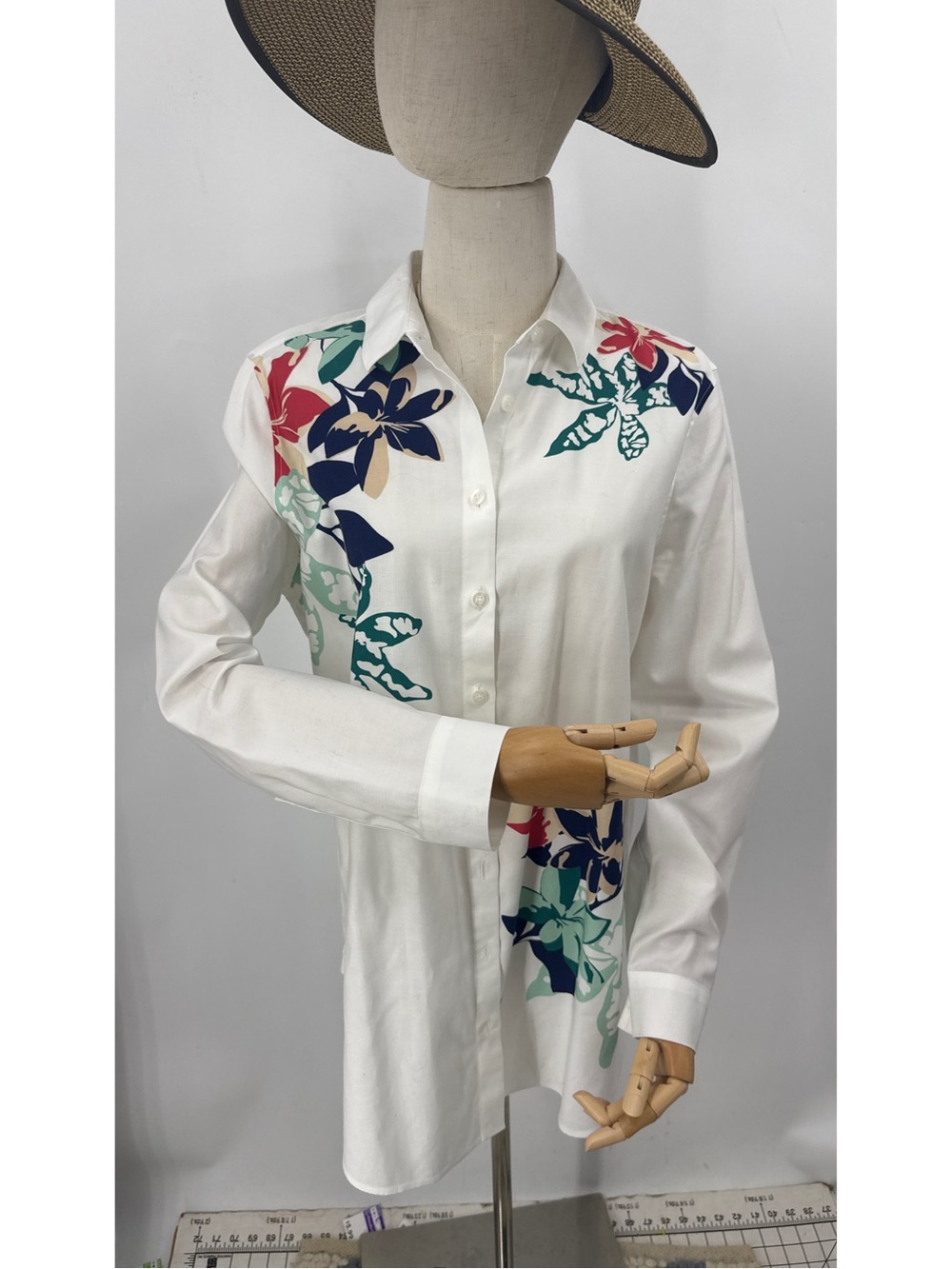 Chico's No Iron Stretch Blanca Blossom Tunic length shirt 1.5-10